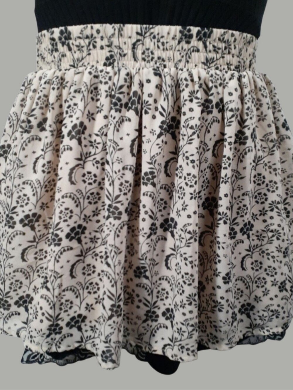 Forever 21 Size XS Women's Black & Cream Floral Elastic-Waist Skirt